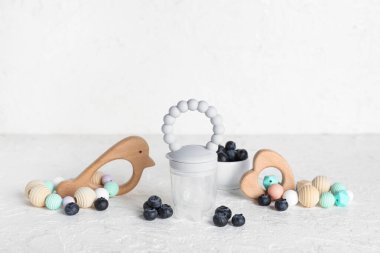 Yavru kemiren, yaban mersini ve hafif arkaplanda ip.