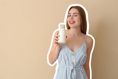 Bej arka planda sütü olan mutlu genç bir kadın.