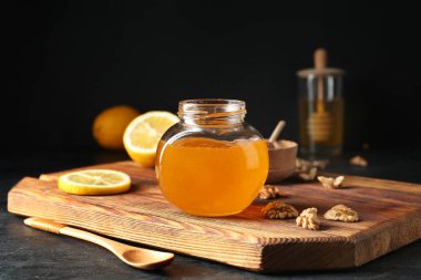 Koyu arkaplanda tatlı bal kavanozu