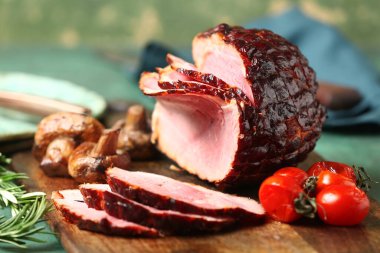 Lezzetli füme jambon ve yeşil grunge arka planda ızgara sebzeli ahşap tahta.