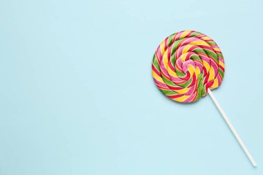 Mavi arkaplanda renkli lolipop
