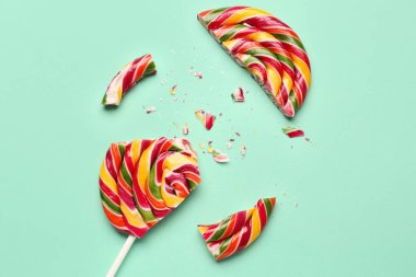 Turkuaz arka planda ezilmiş renkli lolipop