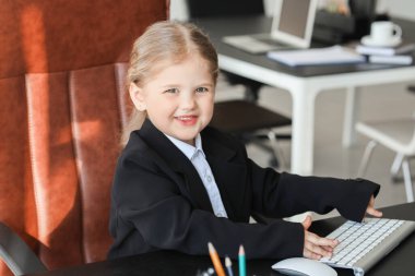 Ofiste bilgisayarla çalışan komik bir iş kadını.