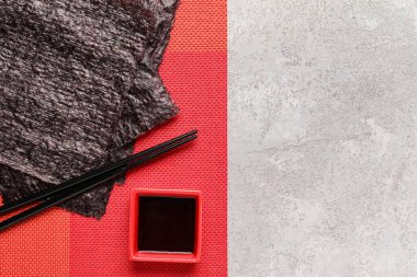 Ney çarşaflı mat ve açık arkaplanda soya sosu.