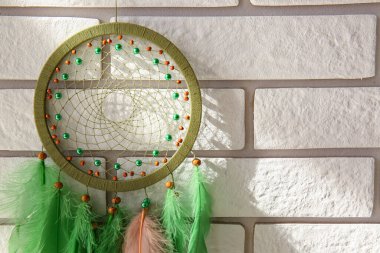 Beyaz tuğla duvarda asılı düş kapanı, yakın plan