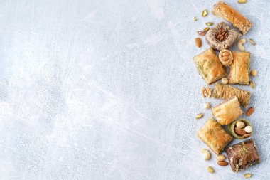 Hafif arkaplanda lezzetli baklava