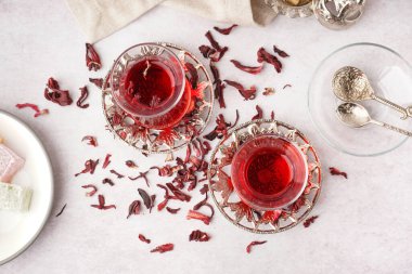 Beyaz masada bir bardak Türk amblemi çayı