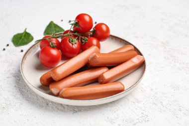 Lezzetli sosisli tabak ve açık arkaplanda domates.