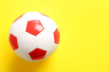 Sarı zemin üzerine futbol topu