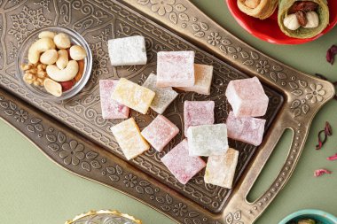 Yeşil arka planda lezzetli Türk zevkine sahip tepsi, yakın plan