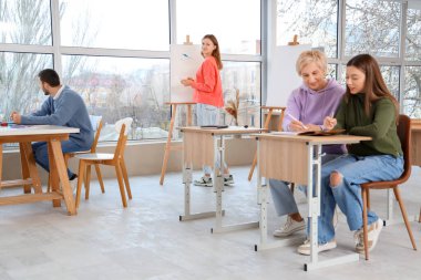 Sanat okulunda ders alan genç öğrenciler