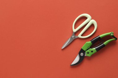 Kahverengi arka planda bahçe kesicileri ve makaslar