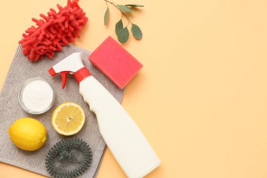 Renkli arka planda doğal temizlik malzemeleri seti