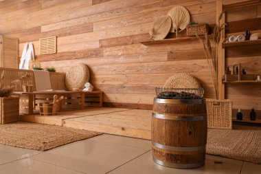 Saunanın içinde taşlı bir fıçı.