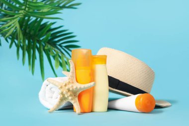 Mavi arkaplanda güneş kremi ürünleri şişeleri