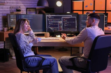 Geceleri ofiste çalışan genç programcılar