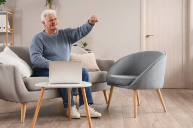 Ofisteki koltukta oturan erkek hipnotizmacı.