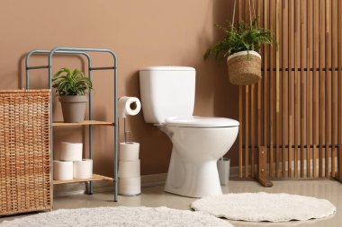 Tuvalet, hasır sepet ve bitkilerle dolu bir tuvalet.