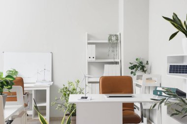 Mühendis masaları ve rüzgar türbini modelleriyle ofis içi