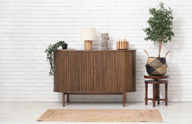 Odasında lamba, dekor ve bitkiler olan şık çekmeceler.