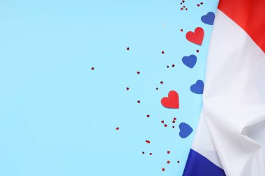 Mavi arka planda kalpleri olan Fransa bayrağı. Bastille Günü kutlamaları