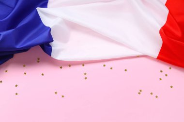 Pembe arka planda yıldızlı Fransa bayrağı. Bastille Günü kutlamaları