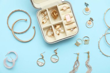 Mavi arka planda şık mücevherleri olan kutular. Üst görünüm