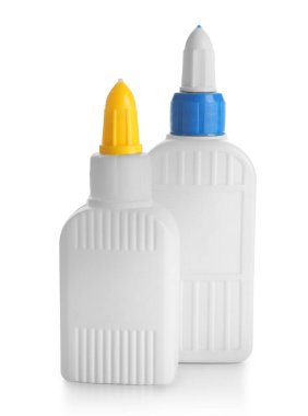 Beyaz arkaplanda yapıştırıcı şişeleri