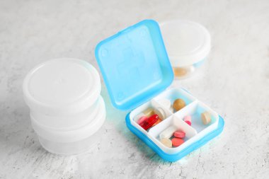 Beyaz arkaplanda plastik hap organizatörleri