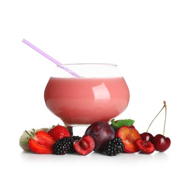 Beyaz arka planda farklı böğürtlenli bir bardak taze meyve suyu.