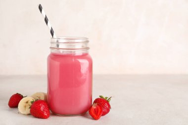 Mason kavanozu beyaz arka planda muzlu taze çilek suyu.