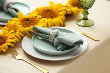 Yemek masasında sunulan ayçiçekleri. Yakın çekim.