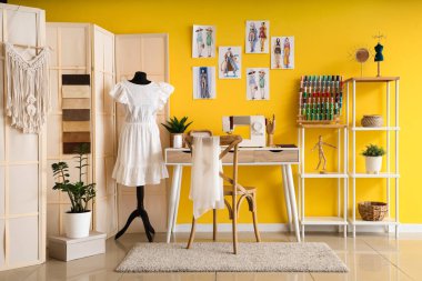 Terzinin iş yeri, manken ve çizimleri olan atölye içi.