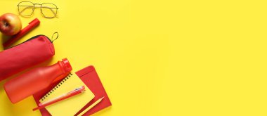 Sarı zemin üzerinde birçok okul malzemesi metin ve üst görünüm için boşluk ile