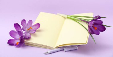 Güzel çiçek ve eflatun arkaplanlı defter