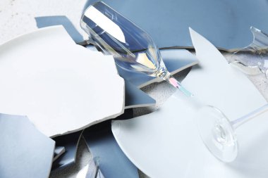 Grunge masasında kırık tabak ve bardakların yakın görüntüsü