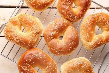 Hafif ahşap arka planda susam tohumlu lezzetli simit şebekesi, yakın plan