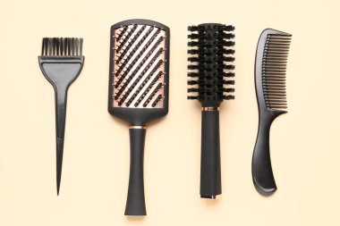 Bej arka planda kuaför fırçaları