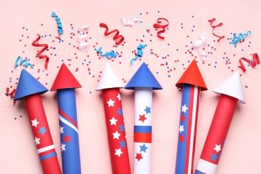 Havai fişek roketleri, konfeti ve bağımsızlık günü için serpentin pembe arka planda