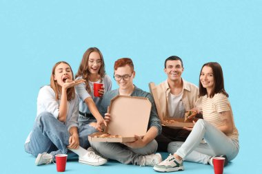 Lezzetli pizzası ve birası olan bir grup genç arkadaş.