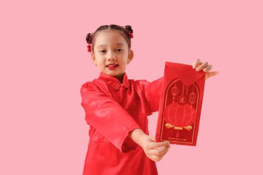 Pembe arka planda zarfı olan şirin bir Asyalı kız. Çin Yeni Yıl Kutlaması
