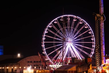 Geceleri şehirde parlayan dönme dolap