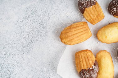 Beyaz grunge arka planında çikolata olan lezzetli madeleineler.