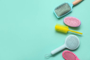 Turkuaz arka planda farklı saç fırçaları