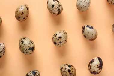 Sarı arka planda taze bıldırcın yumurtaları.