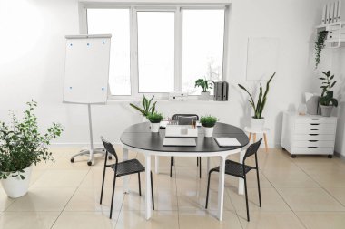 Çalışma yeri ve bitkileri olan modern ofis.