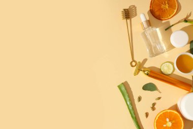 Yüz masajı silindiri ve bej arka planda kozmetik maske için doğal malzemeler