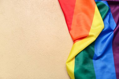 Kahverengi arkaplanda LGBT bayrağı