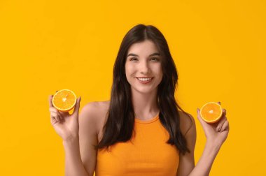 Renkli arkaplanı turuncu olan güzel bir kadın.