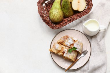 Lezzetli armutlu turta ve beyaz arka planda taze meyve sepeti.